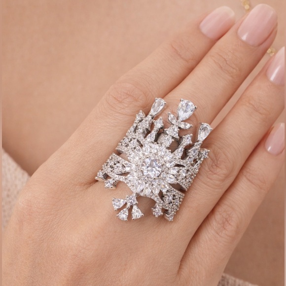 GORGEOUS Diamond & Platinum Crown Ring - Picture 3 of 9